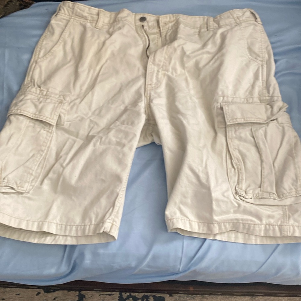 Men khakis cargo shorts from Levi’s with size 38